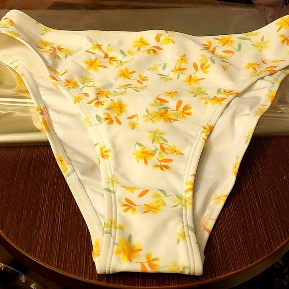 Cupshe Lindsay Ditsy Floral Underwire Bikini Size Size M - Picture 6 of 8